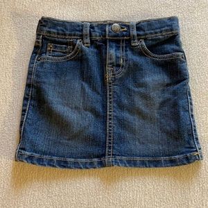 Girls jean skirt with snap button. Size 6 (stretch)